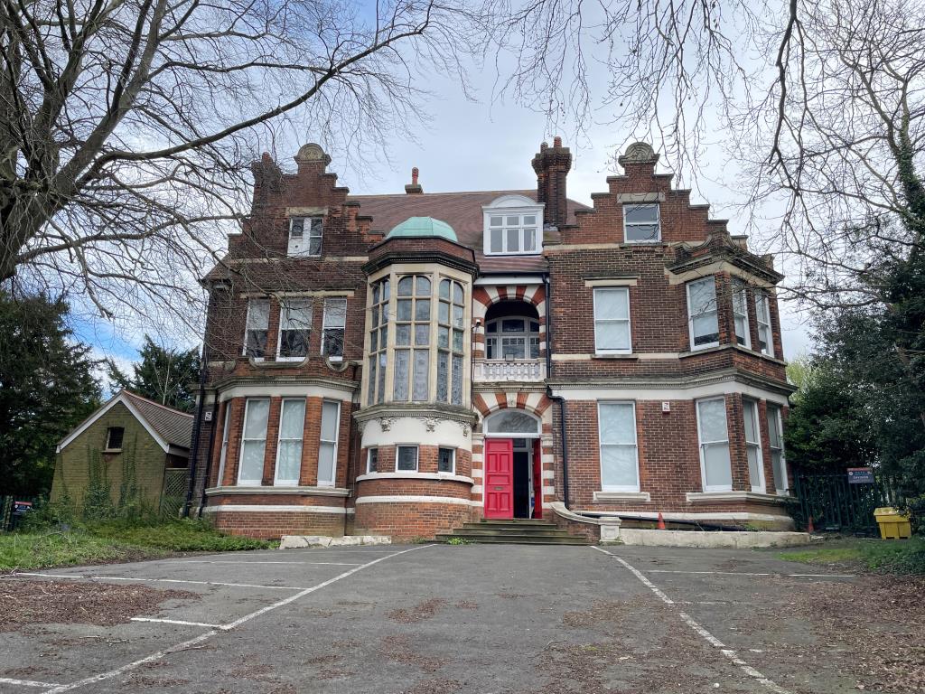 Lot: 172 - ATTRACTIVE BUILDING ON GOOD SIZE PLOT WITH PARKING OFFERING POTENTIAL - Outside of building with car park to front